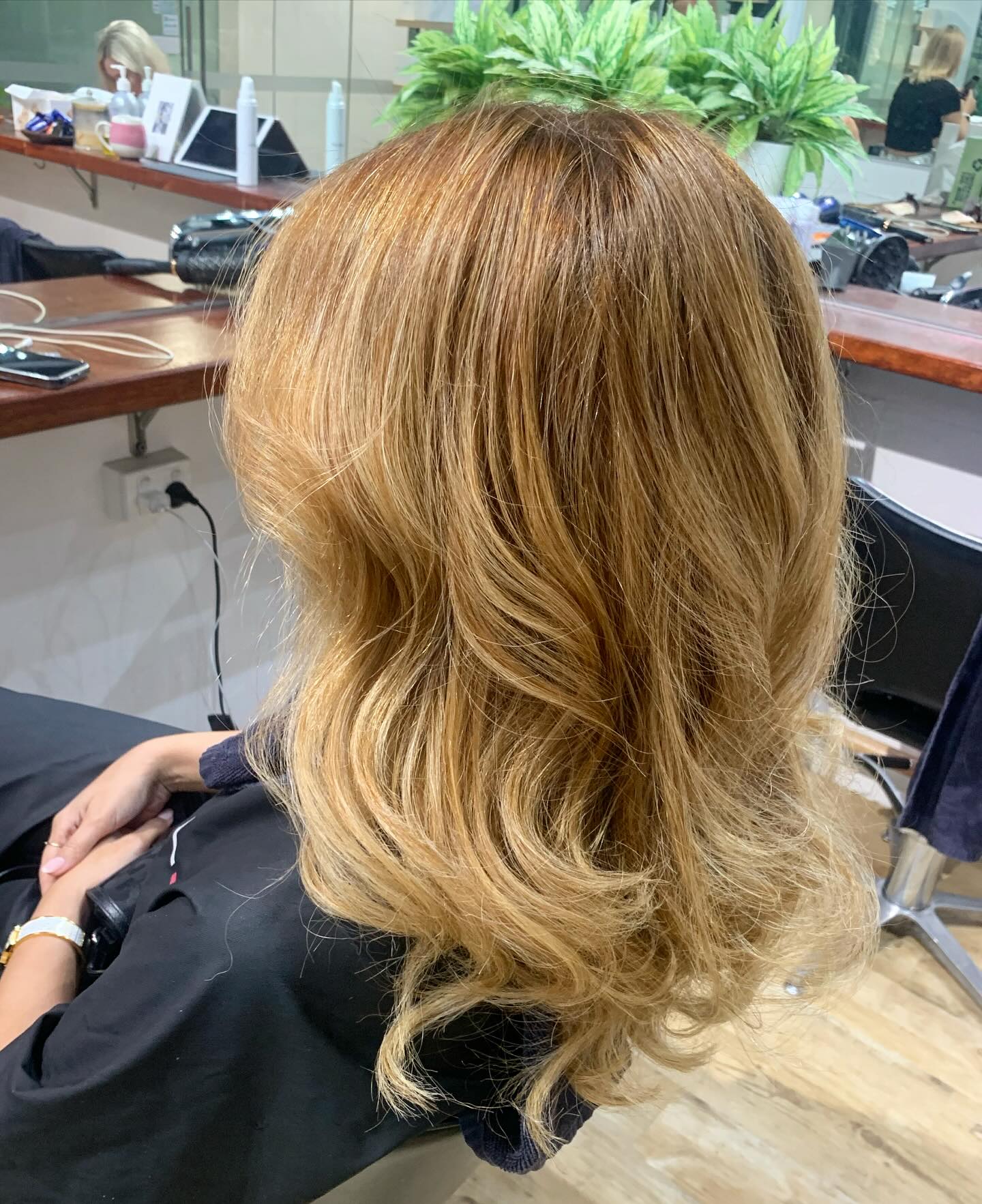 Little before and after ✨ de brassed and brightened up, fresh shimmering highlights and the biggest bouncy blowdry! #hairgoals