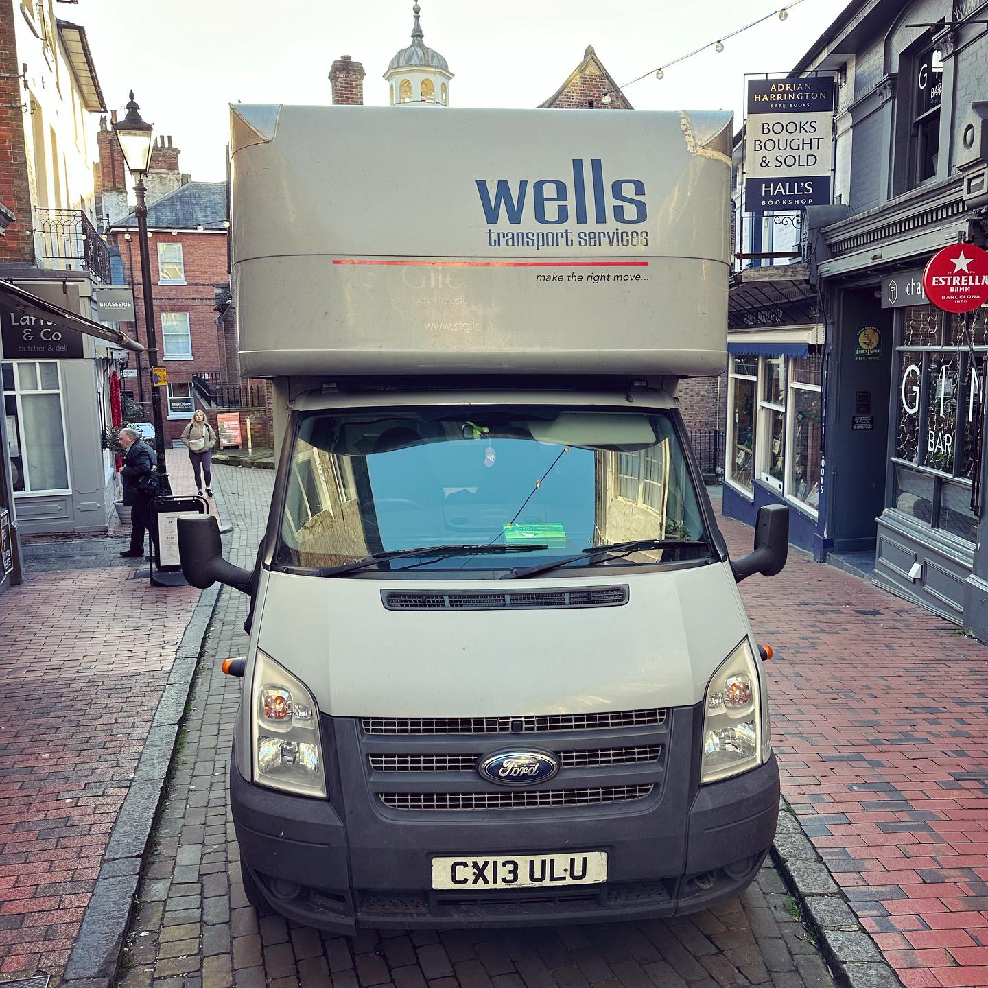 A fantastic first day with our new friends at Settle in Chapel Place for whom we now do the deliveries for! 💪🏻🚛
#wellstransport #removals #movinghome #removalcompany #houseclearance #deliveries #collections #manandvan #courier #storage #kent #eastsussex #tunbridgewells #welovetunbridgewells #tunbridgewellsbusiness #wadhurst #lamberhurst #bellsyewgreen #etchingham #stonegate #ticehurst #groombridge #fiveashes #langtongreen #rusthall #mayfield #southborough #highbrooms #tonbridge #settlehomecouk