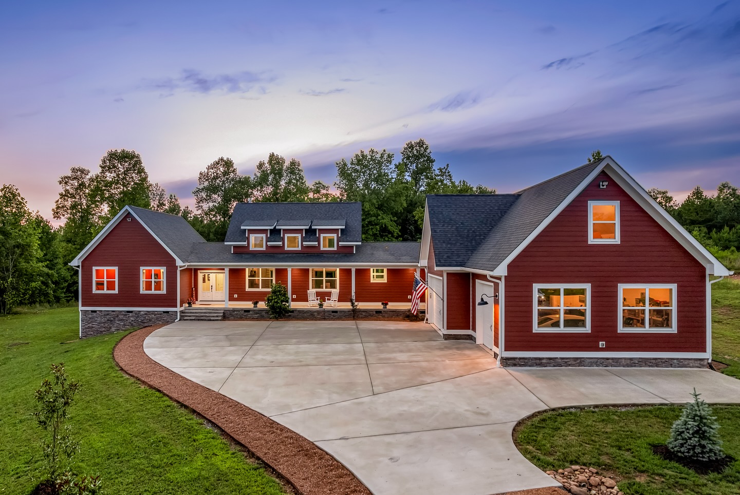 Escape to the ultimate Southern retreat! 🏠🌳 Jasper Highlands offers a secluded haven within a prestigious mountain community. This stunning 2-yr-old residence boasts every luxury amenity, meticulously crafted for the perfect blend of nature & comfort. 🌲✨ Set on 2.55 acres, just steps from the main gate, this bespoke home is a true masterpiece. 🏞️❤️ #ChattanoogaRealEstate #ChattanoogaHomes #ScenicCityRealtors #ChattanoogaLuxuryHomes #JasperHighlands