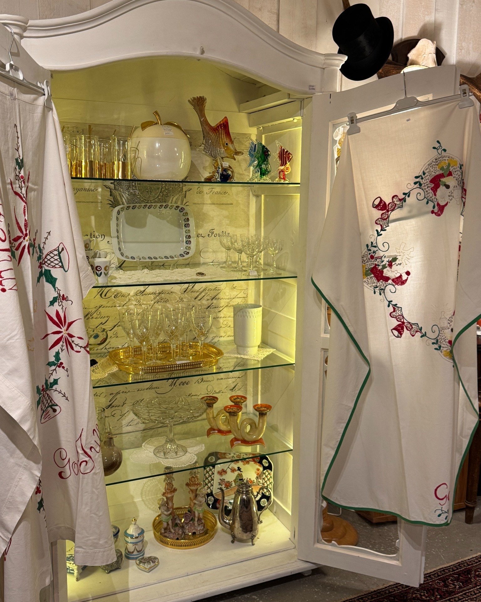 Trött på vårt slit och slängsamhälle? Passa då på att besöka Kinnekulle Antique för att fynda lite julpynt från svunna tider, kanske något du minns från barndomen?!
Öppet varje dag 10-18 under Vintergatan.
#hantverkfalkangen
#vintergatanfalkängen
#vinterljuspåkinnekulle
#julmarknader
#kinnekulleantique