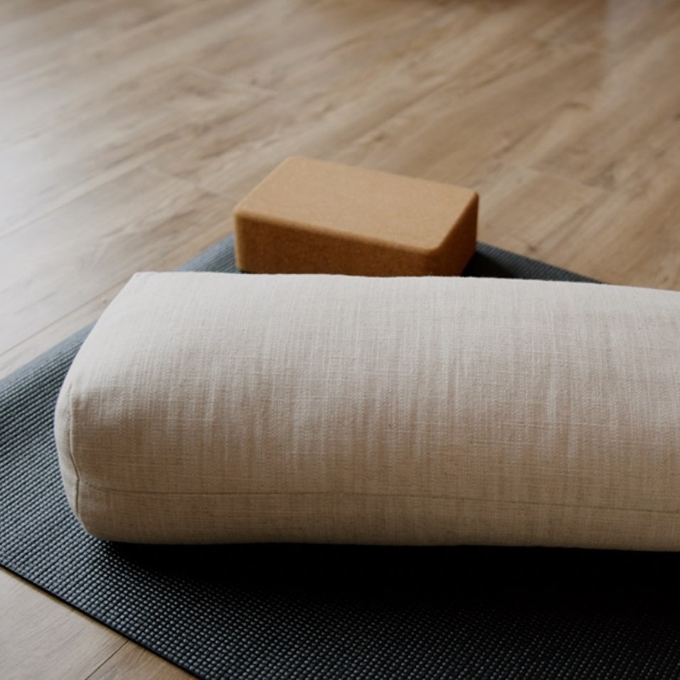 Bolster na pose do cachorro olhando para baixo
Adho Mukha Svanasana é uma das poses mais conhecidas do yoga (amada ou odiada 🥰😫) popular mas nada simples: ela é uma invertida, equilíbrio de braços e flexão para frente, tudo ao mesmo tempo
Que tal usar o Bolster com ou sem blocos para apoiar a cabeça e transformá-la em uma versão restaurativa?
Desde crianças somos ensinados a abaixar a cabeça para acalmar os ânimos (quem lembra da tia da escolinha pedindo para as crianças abaixarem as cabeças na carteira?) o suporte da cabeça é uma ótima forma de acalmar o sistema nervoso
Teste o cachorro com apoio quando sentir que deve acalmar a mente e conte como foi 😉🙏🏻
