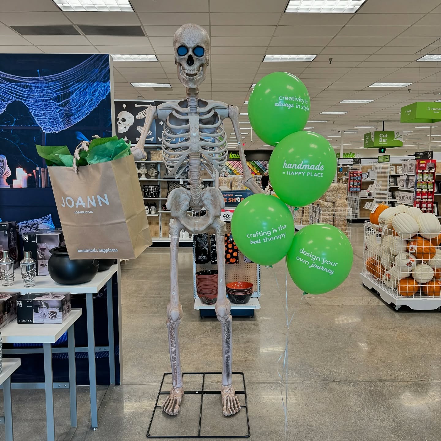 Shopping ‘til they drop—literally! This skeleton is on a spree for some bone-chilling bargains. 🛍️
@joann_stores