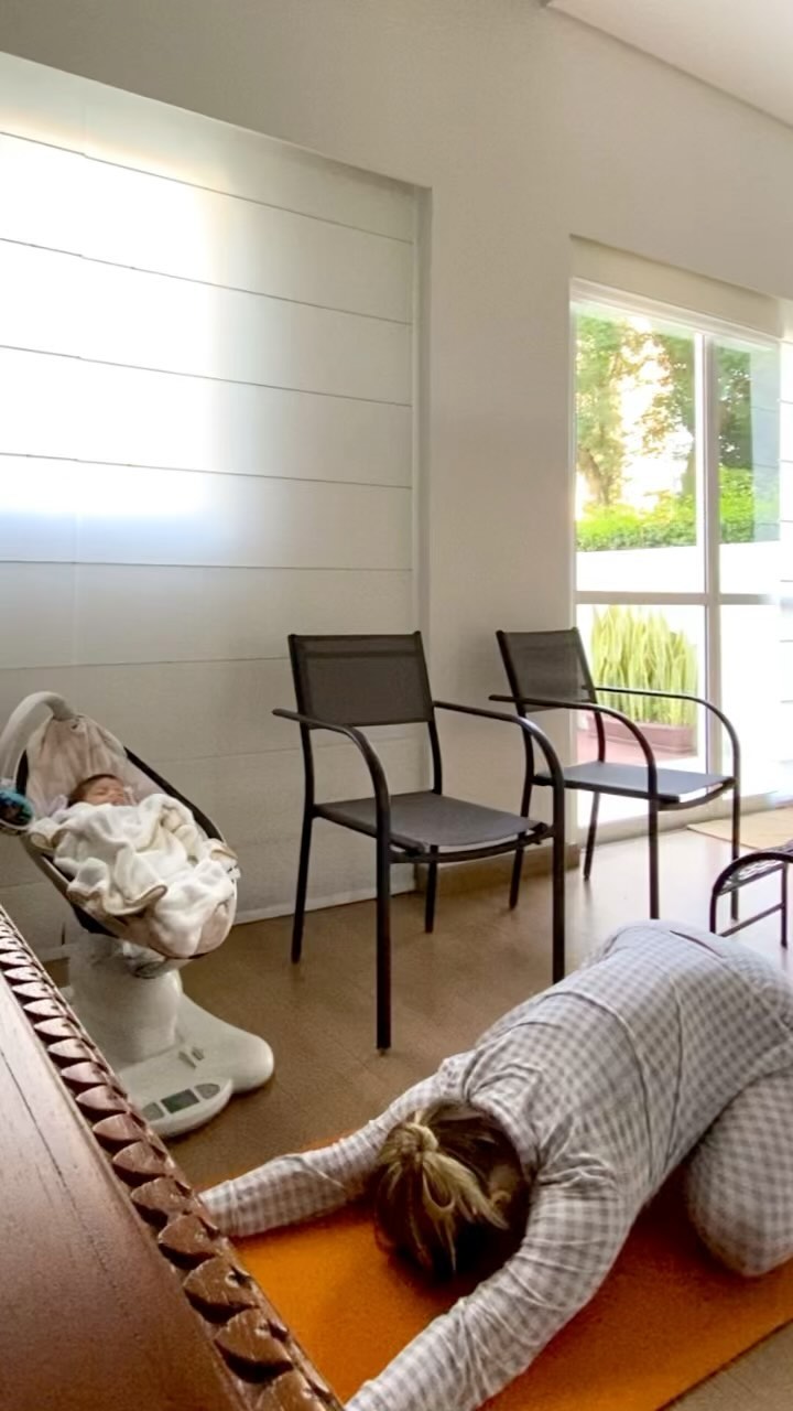 De pijama, sem fazer barulho e devagarzinho 😅 O mundo depois que o bebê chega é uma nova realidade ✨ Seja paciente e comece devagar, mas comece!
Parece impossível, mas esticar o tapetinho enquanto o bebê cochila é um passo a mais no caminho de volta para sua casa 🏡 uma passo por vez, devagar e consistente, a prática de yoga vai ser sua aliada nesse novo mundo 🙏🏻🌎 #yogapósparto #yogamaternidade