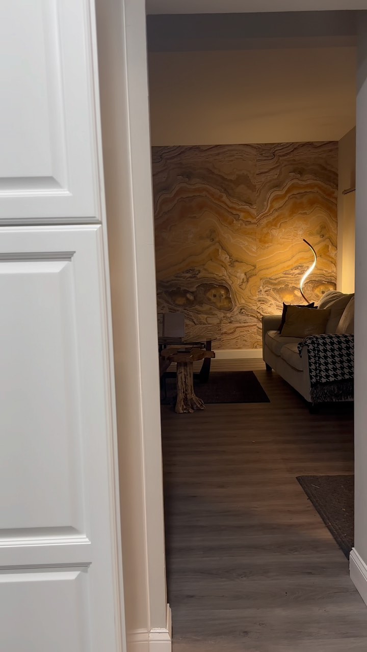 The difference a focal wall can make 😍👌 We are not finished with the entire design but here is a snippet of what we came up with so far.
.
.
.
#interiordesigner #interiordesign #interiorstyling #sykesbydesign #fyp #explore #explore #homedecor #home #homedesign