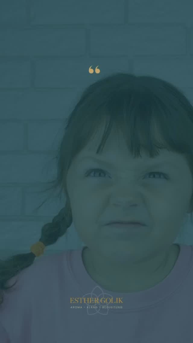 Wenn ich mich auf Augenhöhe begebe, passiert Magie. Nur hat vorher niemand gesagt, wie schwer das sein kann.
Kennst du diese Tage, die so beginnen?
7:38 Uhr.
Du stehst mit halbgeöffneten Augen in der Küche, das Brot fällt runter, die Milch ist alle, das Baby schreit, und dein Fünfjähriger brüllt:
„ICH WILL DIE BLAUE SCHÜSSEL!!!“
Dein erster Impuls?
Schreien.
Weglaufen.
Oder beides.
Ich habe gelernt, an genau solchen Punkten nicht zu eskalieren, sondern kurz zu stoppen. Nicht, weil ich ein besserer Mensch bin – sondern weil ich keinen Bock mehr habe, mich danach schlecht zu fühlen.
In solchen Momenten habe ich mich runtergekniet.
Hab mein Kind angeschaut.
Und statt „Jetzt hör auf mit dem Theater!“ zu sagen, hab ich gefragt:
👉 „Was ist gerade los in dir?“
Mein Kind hat erstmal geschwiegen. Dann leise gesagt:
„Du hast mir nicht beim Anziehen geholfen.“
Bäm.
Es ging nie um die Schüssel. Es ging um Verbindung.
Was & Warum:
Ich hätte’s fast übersehen – wie so oft.
Aber seit ich gelernt habe, mich kurz in das Erleben meines Kindes reinzudenken, passiert was zwischen uns. Kein Zauber. Kein Friede-Freude. Aber: Kontakt.
🧠 Perspektivwechsel in Echtzeit.
Frag dich im Chaos:
👉 Was würde mein Kind sagen, wenn es die Worte hätte?
👉 Was steckt unter dem Verhalten?
Es dauert 10 Sekunden.
Aber es kann deinen ganzen Tag verändern.
Ich schaff das nicht immer. Manchmal schrei ich trotzdem.
Aber an den Tagen, wo ich mich auf Augenhöhe erinnere – da passiert echte Nähe.
💬 Hast du auch solche Momente erlebt?
🔖 Speichere dir den Post, wenn du weißt, wie schwer „ruhig bleiben“ wirklich ist.
#Selbstfürsorge #Selbstwahrnehmung #MamaLiebe #Dauerstress #Funktioniermodus #selbstbewußteMama #perspektivwechsel