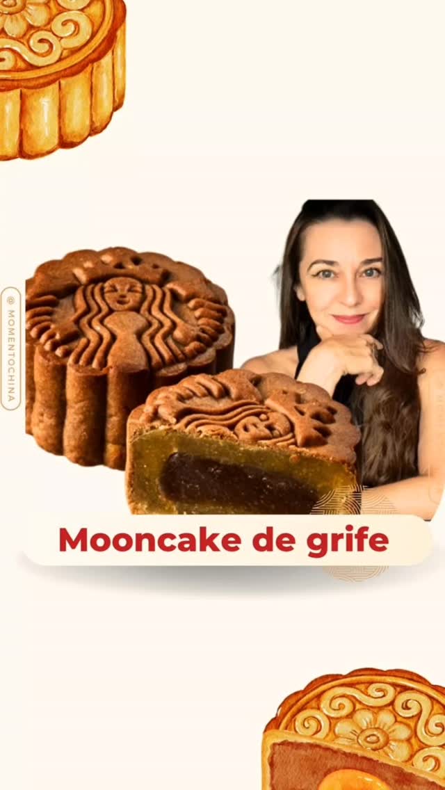 Finalmente conheci os Mooncakes da Starbucks, lançados na China especialmente para o Festival do Meio de Outono. Caixinhas lindas, sabores criativos — creme de gema, café com avelã e matcha com feijão vermelho. Cada um sai por cerca de R$ 30. É a melhor tradução da estratégia de glocalization: uma marca global que se adapta às tradições locais para conquistar o público.
E aí, você acha que eu encarei esse preço e trouxe os mooncakes da Starbucks para o Brasil? 🥮✨
#Starbucks #Mooncake #FestivaldoMeiodeOutono #China #Cultura #Glocalization #MomentoChina #中秋节