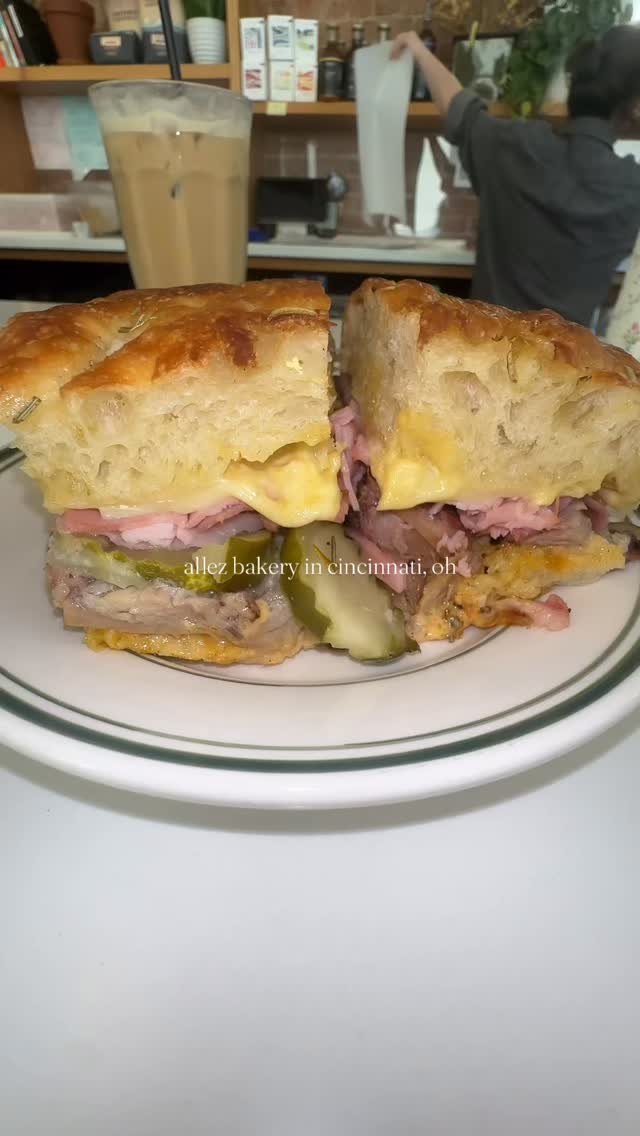 Another visit to @allezbakery and it didn’t disappoint 🥪☕ Vanilla Tonka Iced Latte, coffee cake, and my favorite Cuban sandwich on focaccia — all perfection.
#cincinnati #cincinnatifood #cincinnatirestaurants #cafe