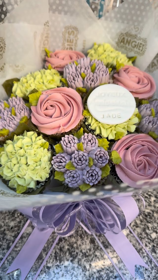 Bouquet 12 cupcakes fleurs classiques 💐🧁
#angiescupcakes77 #patisserietrompeloeil #bouquetdecupcakes