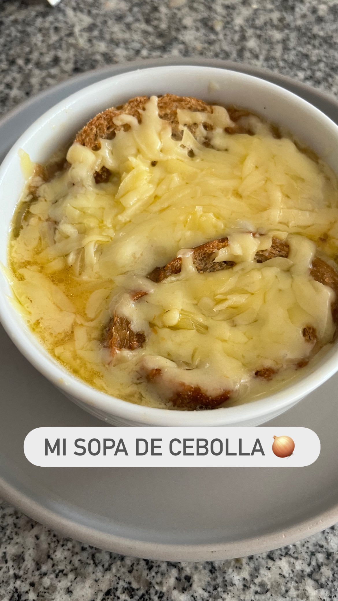 De un error nació una sopa que me hizo recordar que todo tiene su propósito 🧅
Te dejo la receta completa y mis tips para caramelizar cebollas sin llorar tanto!
SOPA DE CEBOLLA (10 a 12 porciones):
* 🧅 2 kg de cebollas (aproximadamente 12 cebollas)
* 🧈 125 g de mantequilla clarificada sin sal
* 🫒 2 cucharadas de aceite de oliva extra virgen
* 🍚 15 g de harina de arroz (para espesar)
* 🥣 2.5 L de caldo de pollo
* 🍷 250 ml de vino blanco
* 🍃 2 hojas de laurel
* 🧂 Sal y pimienta al gusto
* 🍞 Pan de de masa madre integral
* 🧀 300 g de queso emmental o gruyer rallado (aunque con Sinche queda deli)
Preparación:
1️⃣ Corta las cebollas en plumas finas.
2️⃣ Cocínalas lentamente con la mantequilla y el aceite por unos 40–50 min hasta que se caramelicen (doradas y dulces).
3️⃣ Añade el vino y deja reducir unos minutos.
4️⃣ Agrega la harina de arroz, mezcla bien y cocina 2–3 min.
5️⃣ Incorpora el caldo caliente y el laurel. Cocina a fuego bajo 25 min.
6️⃣ Ajusta sal y pimienta.
7️⃣ Sirve en cazuelas individuales, coloca pan encima, cubre con queso y gratina hasta que burbujee.
#sopadecebolla #cocinaconconciencia