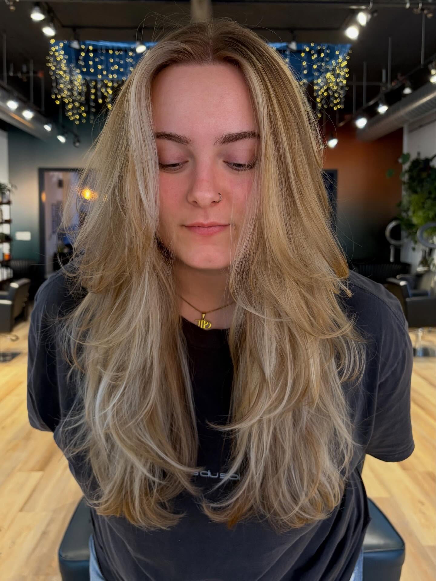 Hair by Caitlin @curlsbycaitlin 🪲
#bostonbalayage #bostonfoilage #bostonblondes #bostonbutterflycut #bostonlayeredhaircut #bostonshag #butterflycut #butterflyhaircut #longblondehair #jplocalfirst #jamaicaplainma #bostonsmallbusiness #shaggyhair