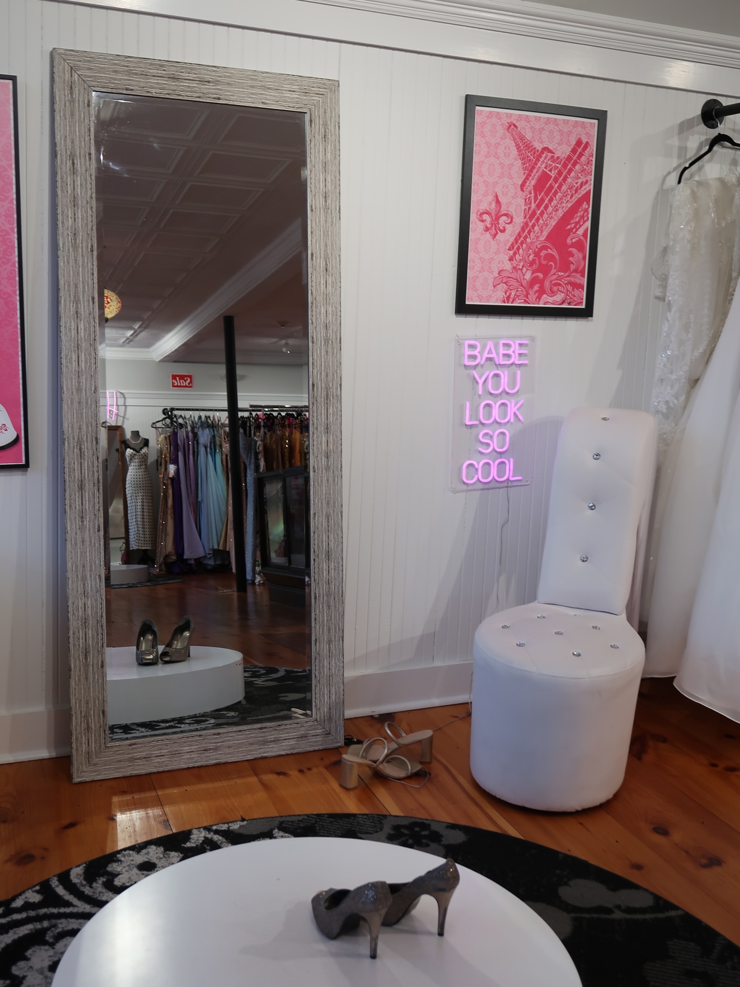 Holiday magic starts with the perfect dress ✨
-
#shopsmall #shoplocal #sabrinastyle