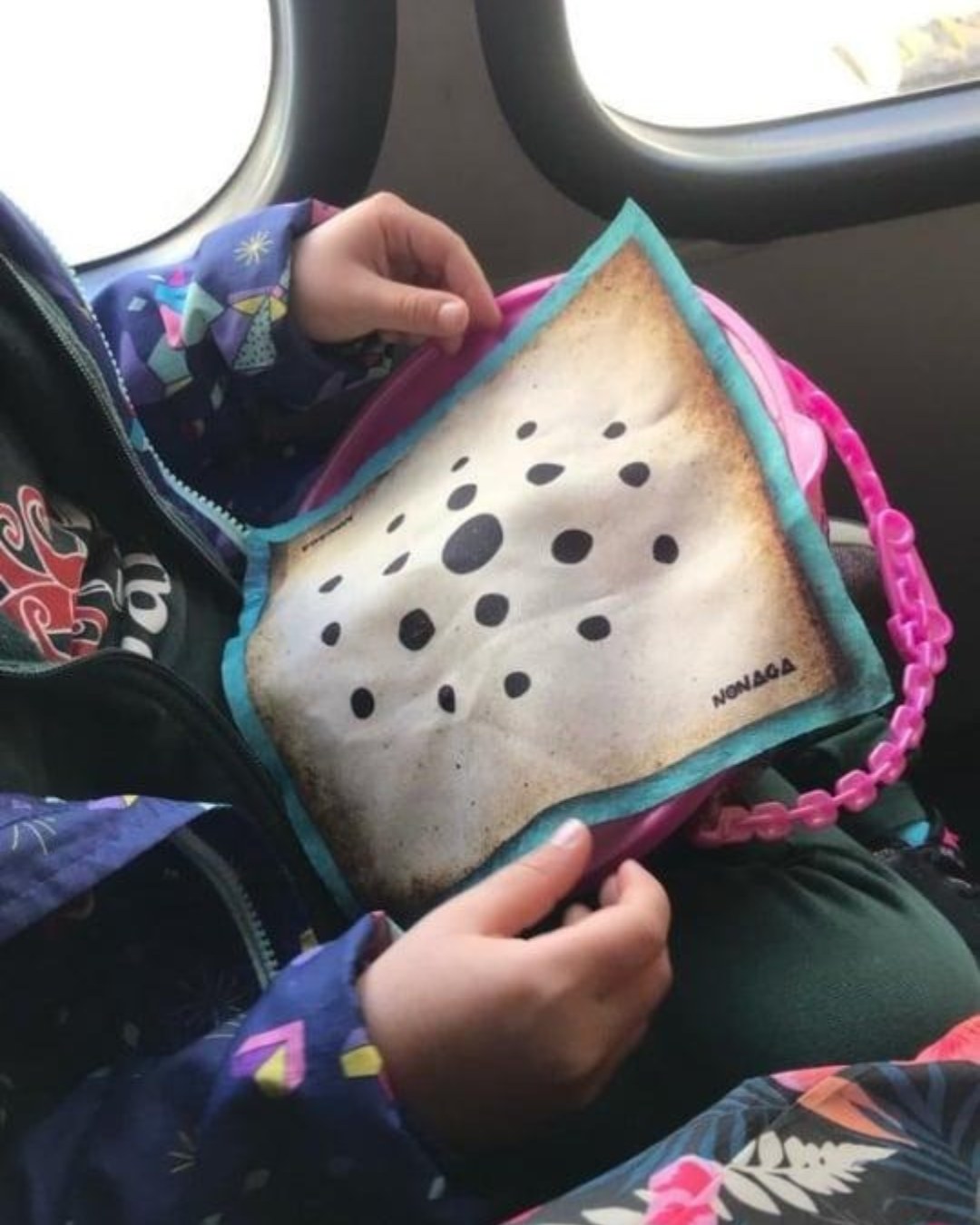 El Nonaga no se queda en la caja.
Viaja, se despliega, se piensa en silencio y se comparte.Estas son algunas de las mesas donde ya está pasando.🧭🎲#Nonaga
#Carabachuis
#JuegosQueViajan
#JuegoAbstracto
#MesaPortátil
#PensarJugando
#JugarConOtros