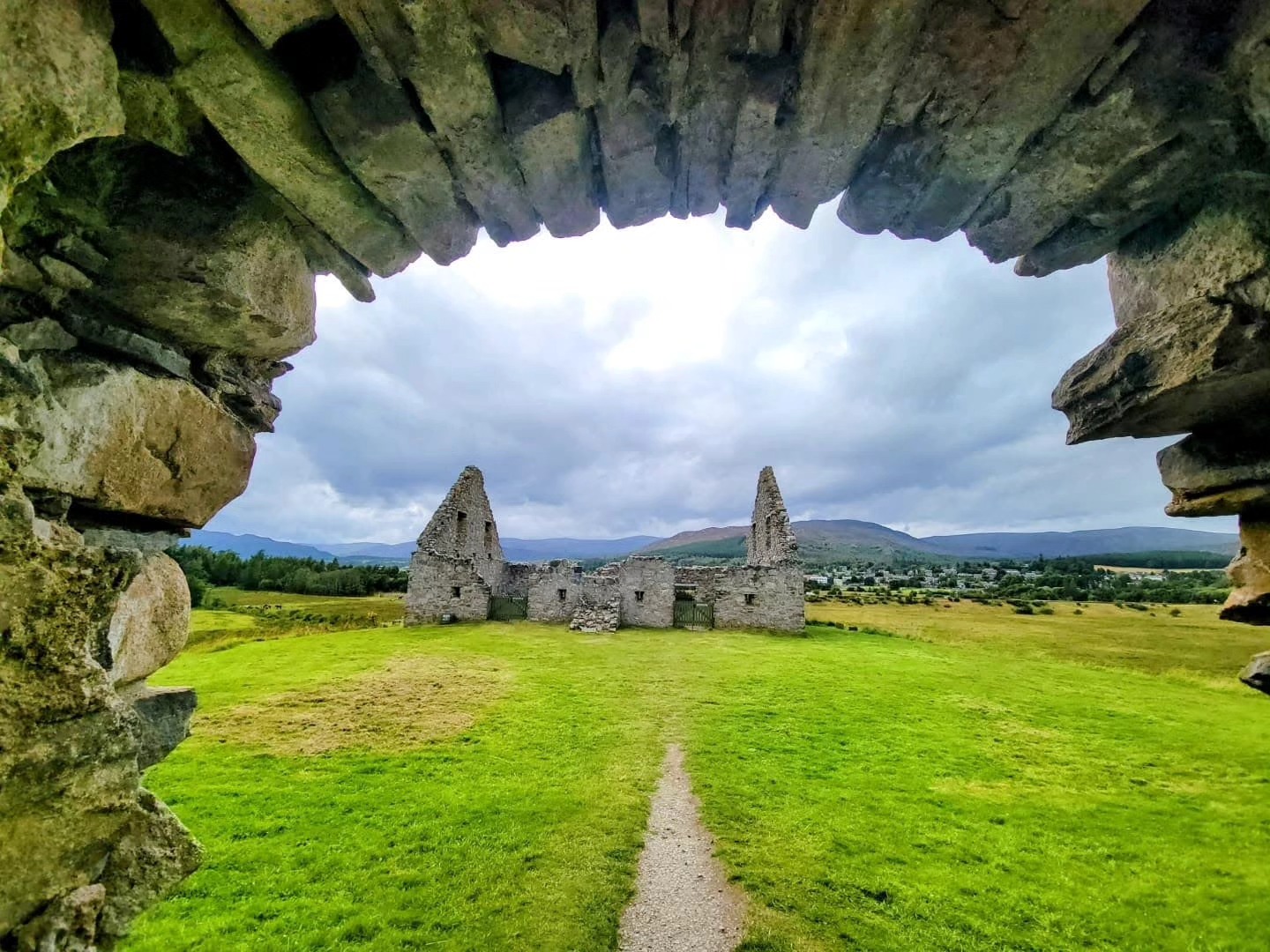 Thinking of visiting Scotland? Expect jaw-dropping landscapes, historic castles, and weather that keeps you on your toes. Read our latest blog post for tips, must-sees, and why you should always pack a rain coat. โ๐ฐ
.
.
.
.
.
#travel #twogirlsgetaway #travelblogger #scotland #scotlandtravel #Edinburgh #iamtb #wearetravelgirls #wonderful_places #sheisnotlost #traveladvisor #gltlove #girlswhotravel #glt