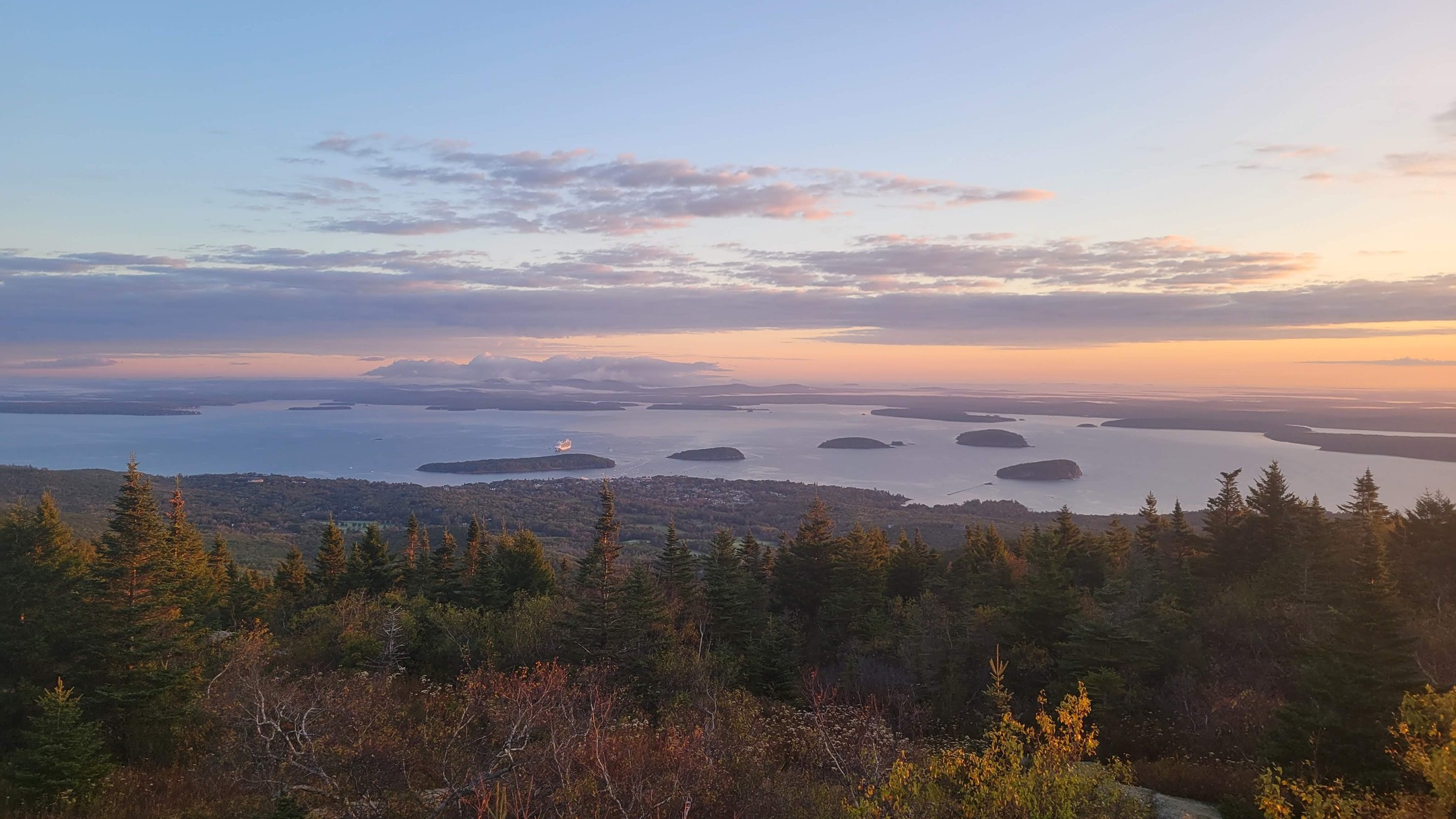 Acadia National Park - the perfect destination for spectacular coastal views and exhilarating hikes. If you're short on time, check our the newest blog post for the perfect long weekend itinerary!
.
.
.
.
.
#twogirlsgetaway #travel #travelblogger #travelphotography #glt #gltlove #dametraveler #girlswhotravel #sheisnotlost #travelgirl #travelfeature #maine #acadia #nationalparks #wonderful_places #wearetravelgirls #iamtb #hiking